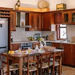Iliada Traditional Stone House With Private Pool, Сasa de vacaciones *