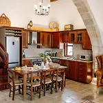 Iliada Traditional Stone House With Private Pool, Casa vacanze *
