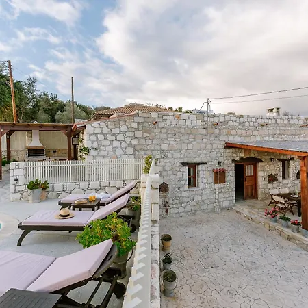 בית נופש Iliada's Traditional Stone House