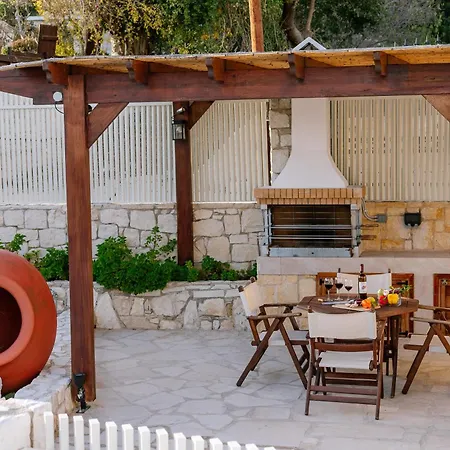 Iliada Traditional Stone House With Private Pool, Сasa de vacaciones Paphos