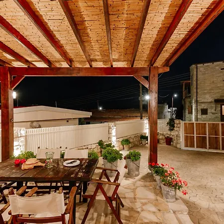 בית נופש Iliada's Traditional Stone House *