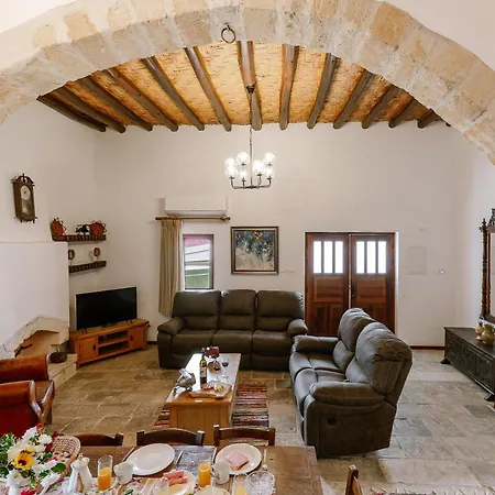 Iliada's Traditional Stone House בית נופש