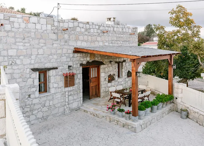 Iliada Traditional Stone House With Private Pool, Сasa de vacaciones