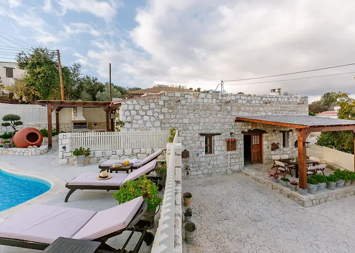 Сasa de vacaciones Iliada Traditional Stone House With Private Pool,
