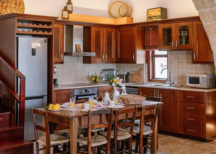 Iliada Traditional Stone House With Private Pool, Сasa de vacaciones *