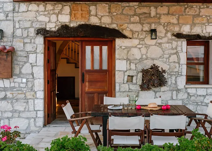 Iliada Traditional Stone House With Private Pool, 別荘