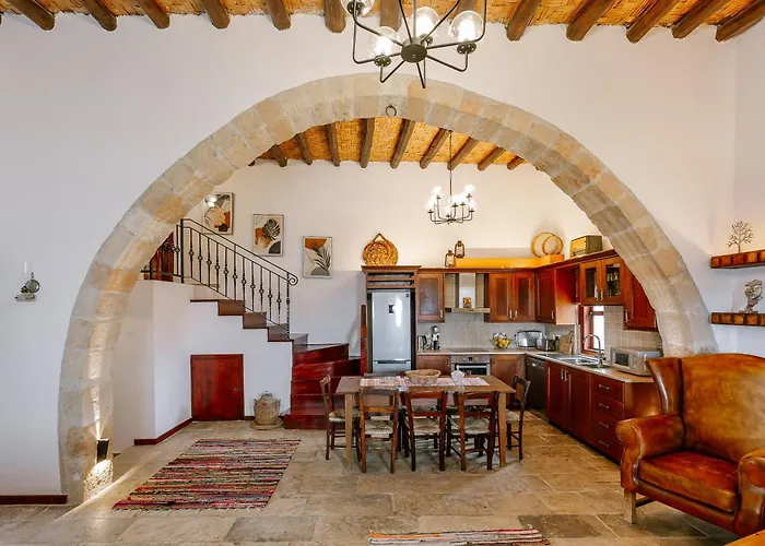 Iliada Traditional Stone House With Private Pool, Сasa de vacaciones