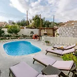 Iliada Traditional Stone House With Private Pool, Дом отдыха Пафос