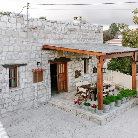 Iliada Traditional Stone House With Private Pool, Feriehus