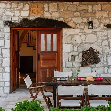 Iliada Traditional Stone House With Private Pool, Feriehus