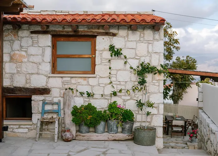 Iliada Traditional Stone House With Private Pool, Semesterbostad Paphos