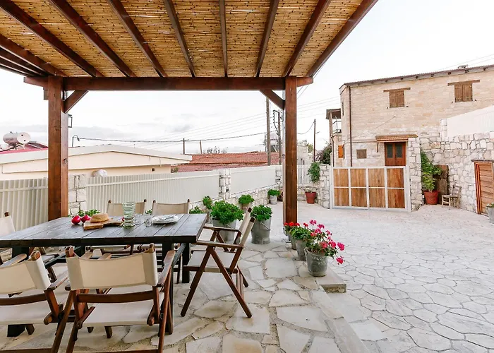 Iliada Traditional Stone House With Private Pool, Semesterbostad Paphos