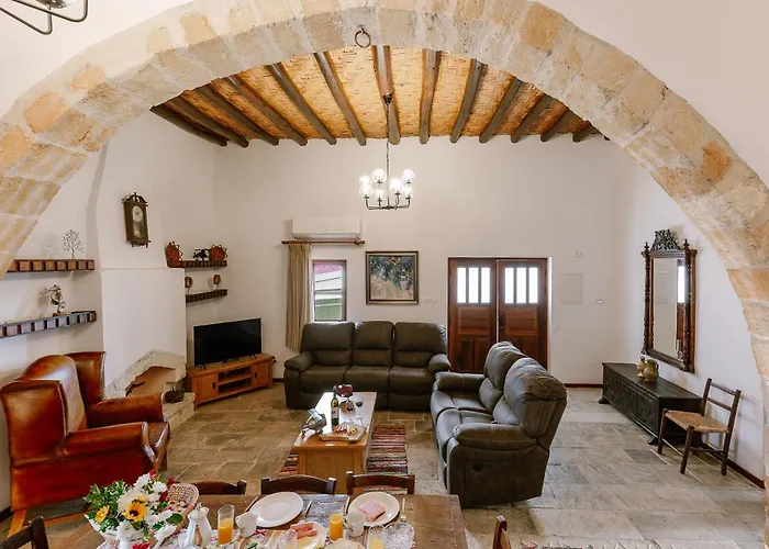 Iliada Traditional Stone House With Private Pool, Semesterbostad