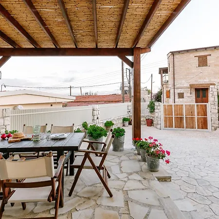 Iliada Traditional Stone House With Private Pool, Nyaraló Paphos