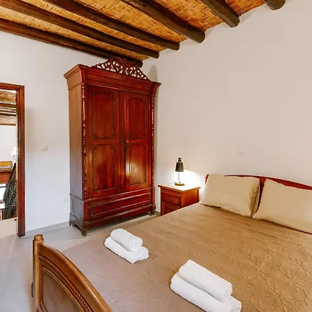 Nyaraló Iliada's Traditional Stone House