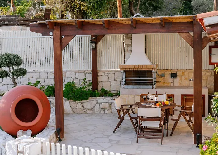 Iliada Traditional Stone House With Private Pool, Feriehus Paphos