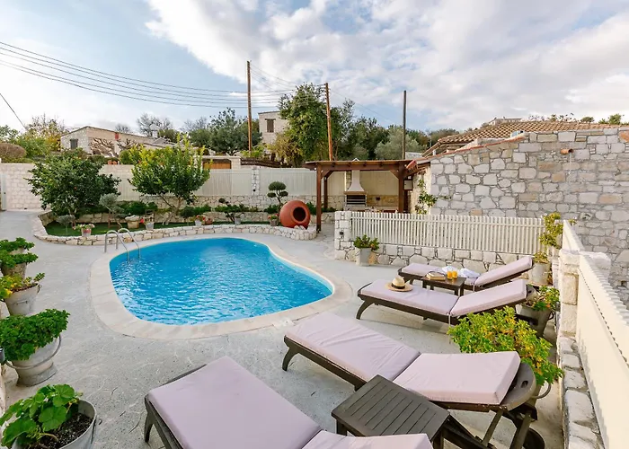 Iliada Traditional Stone House With Private Pool, Feriehus Paphos