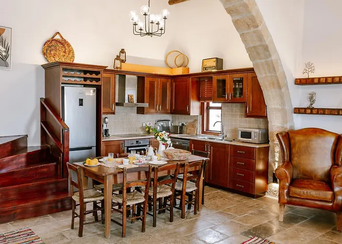 Iliada Traditional Stone House With Private Pool, Feriehus *